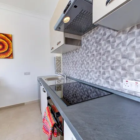 Sunny Coast Sliema Penthouse With Jacuzzi Appartamento *